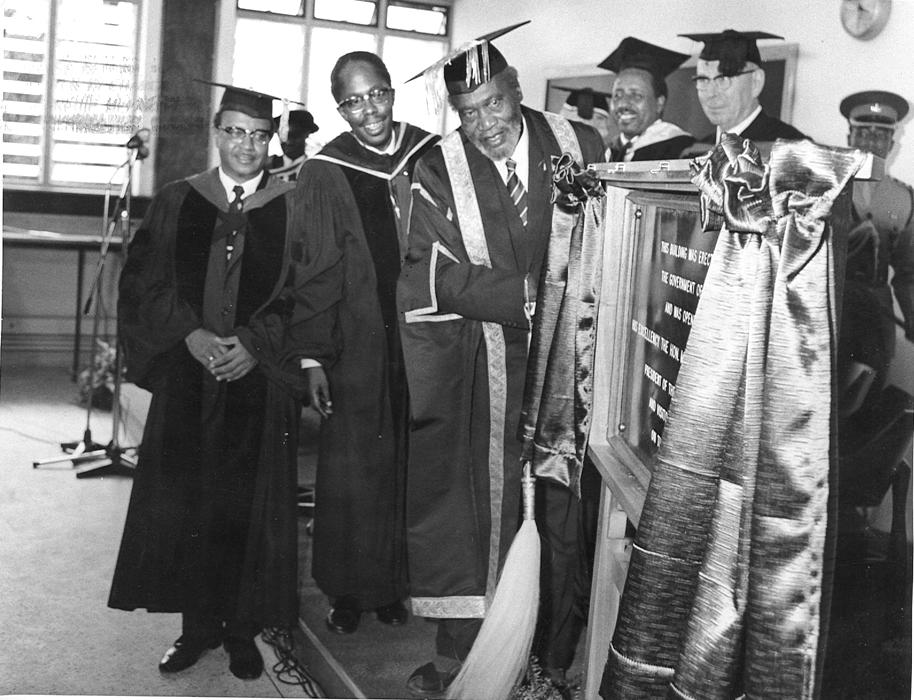 President Jomo Kenyatta unveiling a plaque at UON (12-Mar-1968)