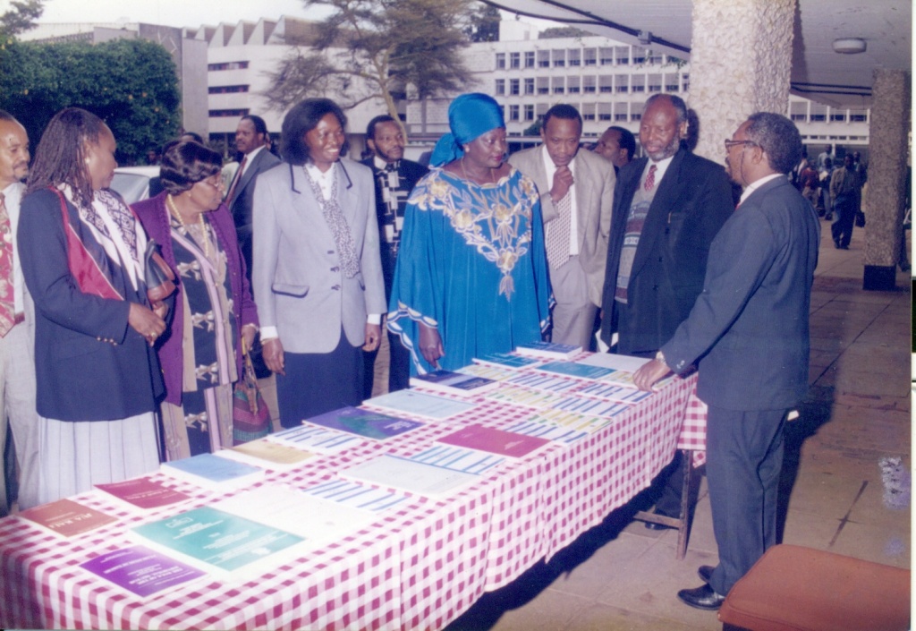 Mama Ngina Kenyatta (in a blue) flanked by (current) President Kenyatta, Former V.C Prof Gichagah & former DVC Prof.Karani